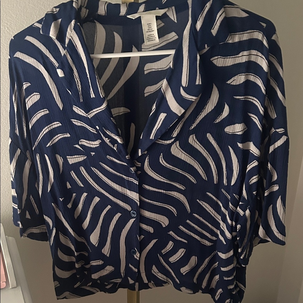 H&M Blue and White Patterned Button-Down Shirt